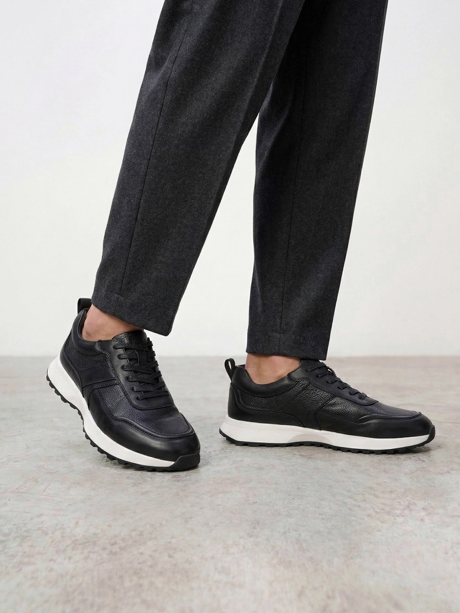 Кроссовки черного цвета на средней контрастной подошве